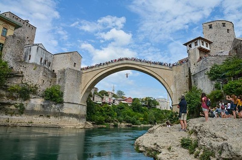 Faire le grand saut du pont de Mostar