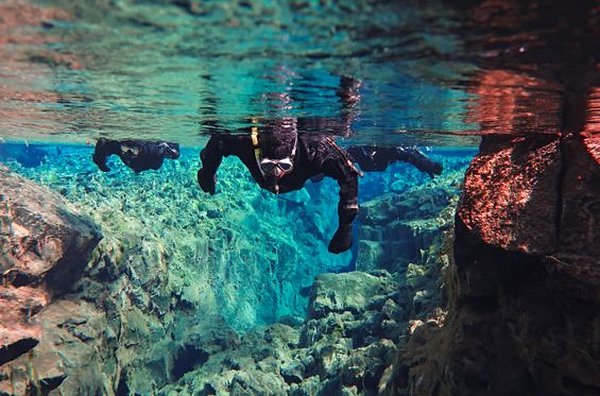 Faire de la plongée dans un canyon sous-marin 