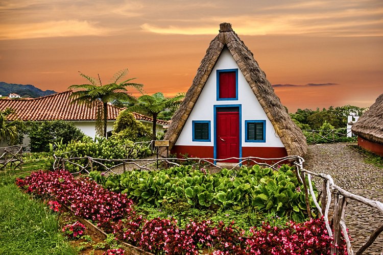 Les maisons traditionnelles en toit de chaume à Santana - Mon Voyage à  Madère