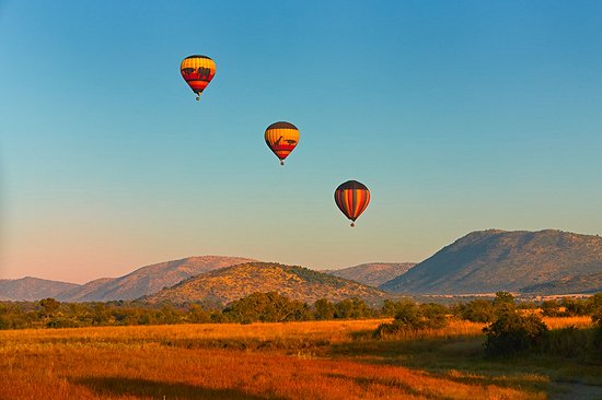 S'envoler en montgolfière au lever du soleil
