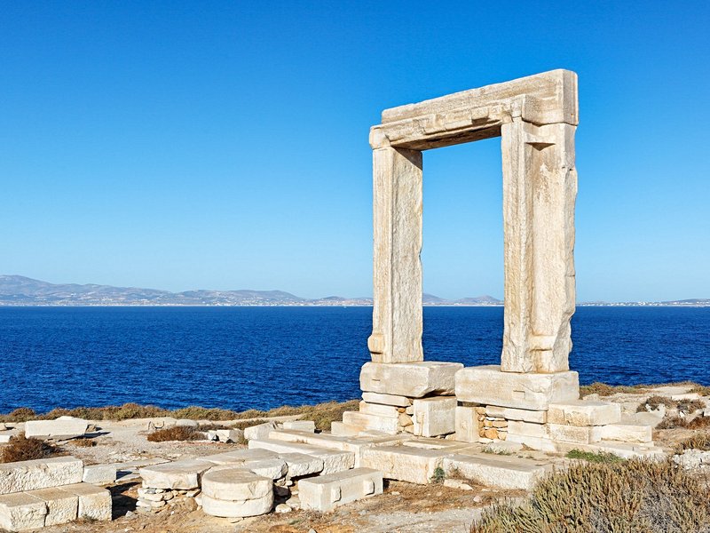 La Portara, vestige du temple d’Apollon, et le temple de Déméter