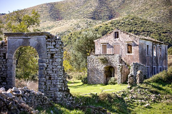 Le Vieux Perithia et le mont Pantokrator