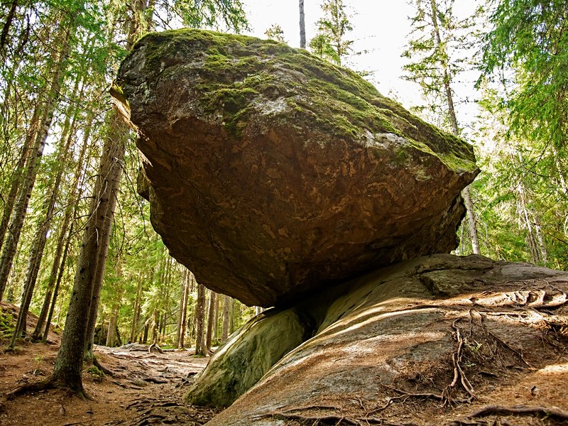 Le rocher en équilibre “Kummakivi” 