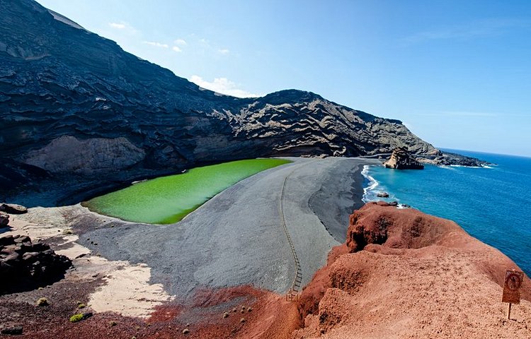 Une autre merveille naturelle, le lago Verde, offrant des contrastes de couleurs saisissants. 