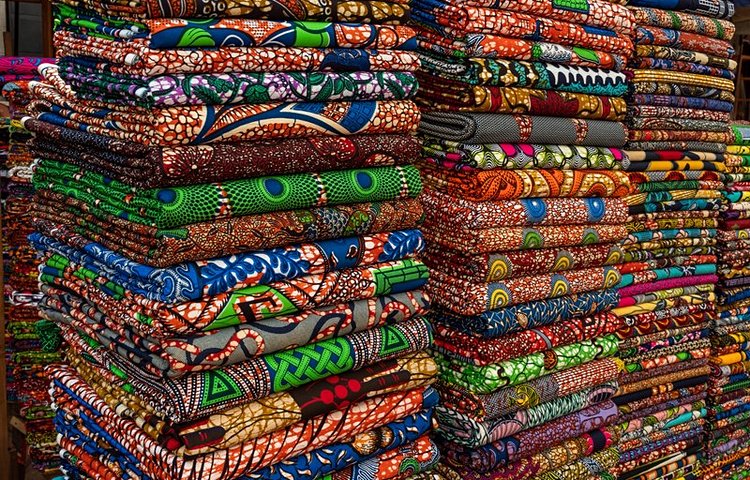 Tissu africain sur le marché à Lomé
