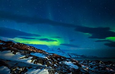 Aurores boréales sur les montagnes et le fjord près de Nuuk